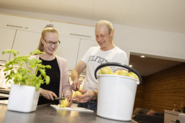 Elina Ahola ja Harri Haapaniemi keittiössä.