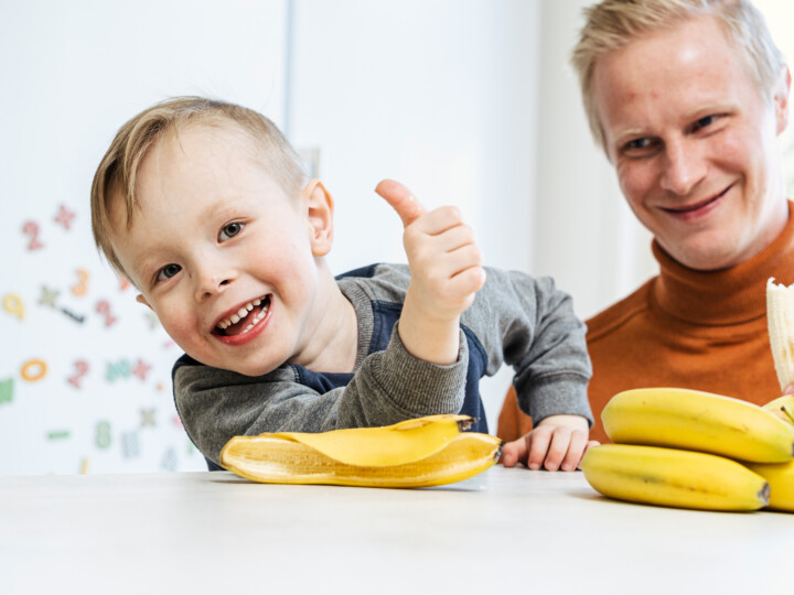 Poika ja isä lajittelevat biojätteet