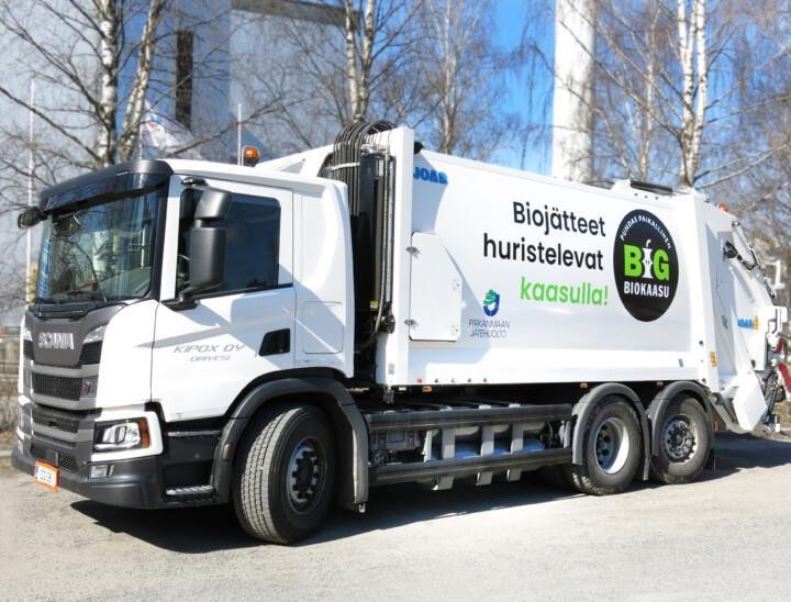Valkoinen jäteauto, jonka kyljessä lukee "Jätteet huristelevat biokaasulla."