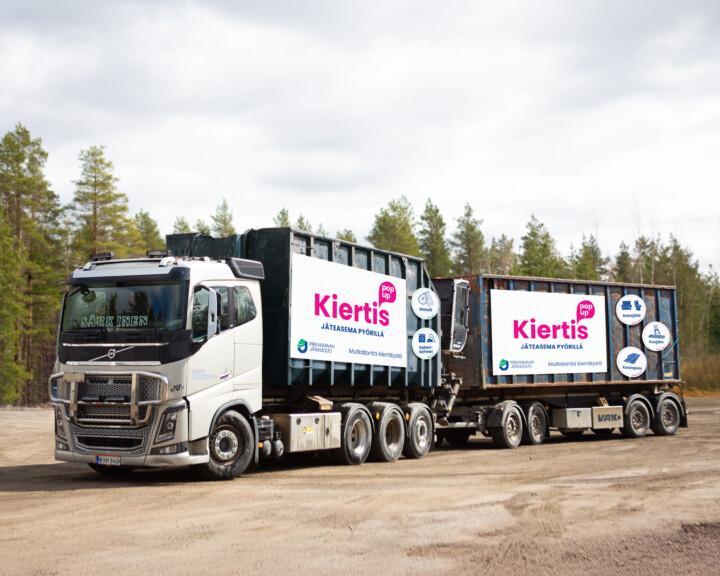 Kuuorma-auto, jonka kyljessä lukee Kiertis pop up.