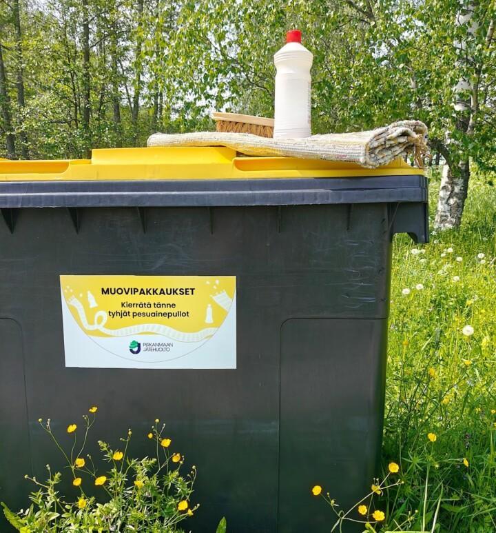 Muovipakkauksien jäteastia, jossa on keltainen kansi.