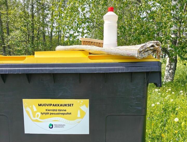 Muovipakkauksien jäteastia, jossa on keltainen kansi.