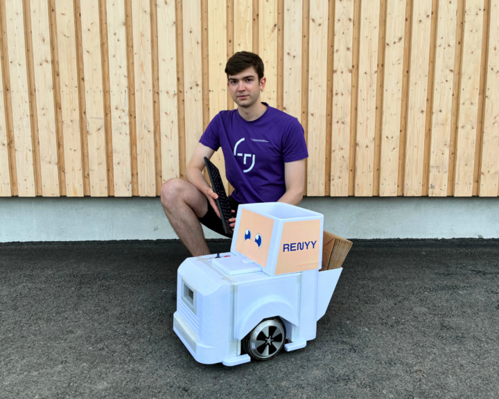Kuvassa TAMK-opiskelija tekemänsä Renyy-robotin kanssa 