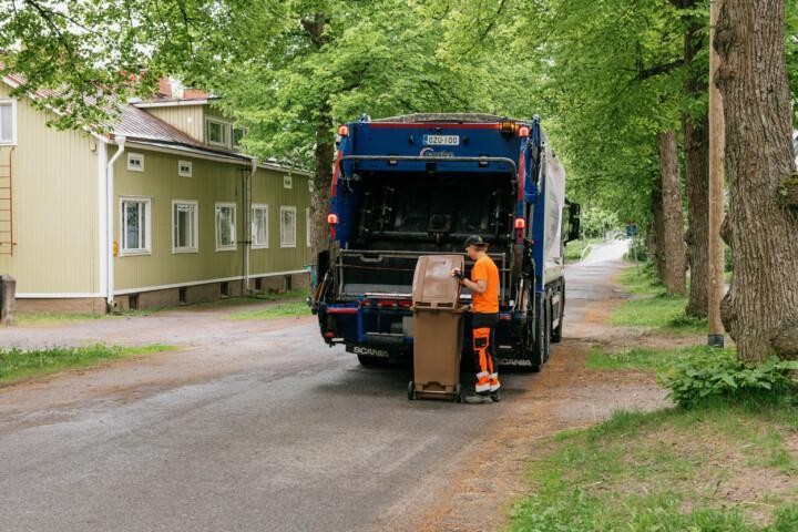 Jäteautokuski tyhjentämässä biojäteastiaa
